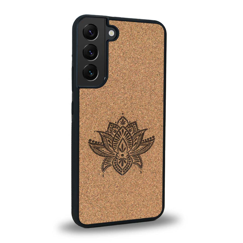 Coque de protection en bois véritable fabriquée en France pour Samsung S23FE sur le thème de la nature et du yoga avec une gravure zen représentant une fleur de lotus