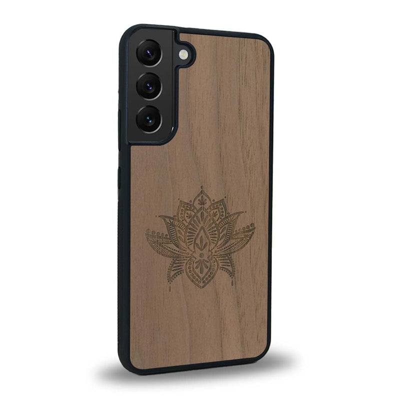 Coque de protection en bois véritable fabriquée en France pour Samsung S23FE sur le thème de la nature et du yoga avec une gravure zen représentant une fleur de lotus