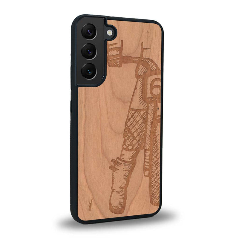 Coque de protection en bois véritable fabriquée en France pour Samsung S23FE représentant une vue de face d'une femme sur une moto vintage dessinée à la main par l'artiste Maud Dabs