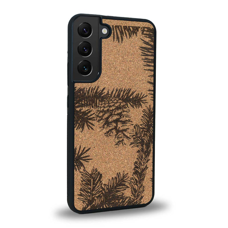 Coque de protection en bois véritable fabriquée en France pour Samsung S23+ sur le thème de la nature des arbres avec un motif de gravure représentant des épines de sapin et des pommes de pin