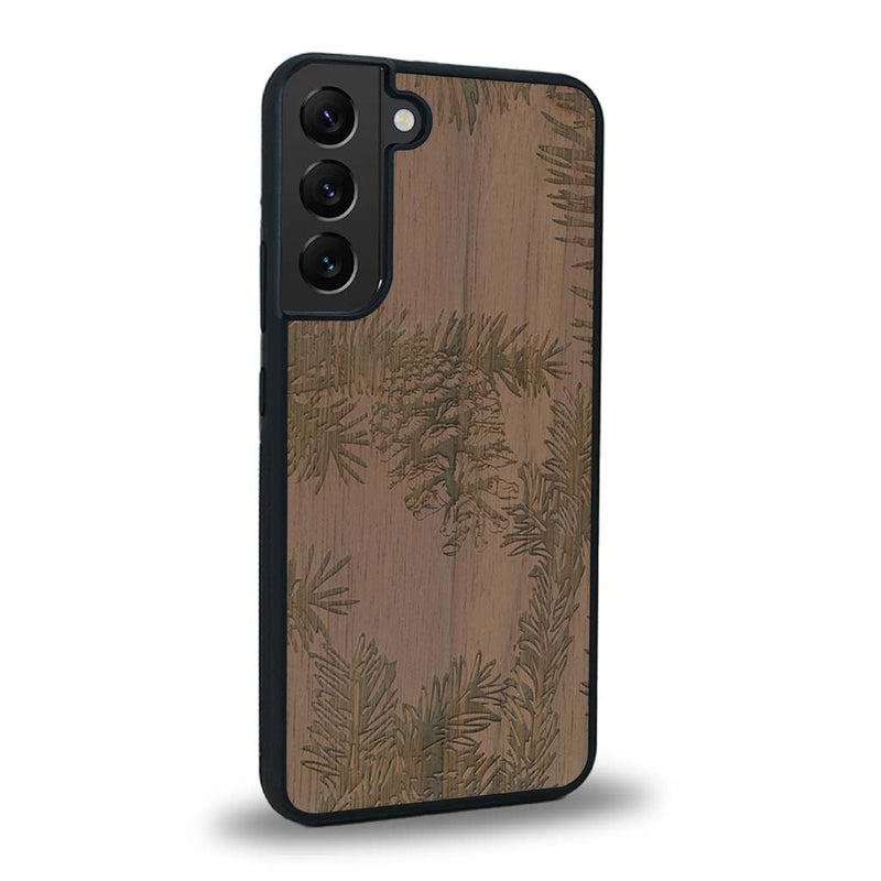 Coque de protection en bois véritable fabriquée en France pour Samsung S23+ sur le thème de la nature des arbres avec un motif de gravure représentant des épines de sapin et des pommes de pin