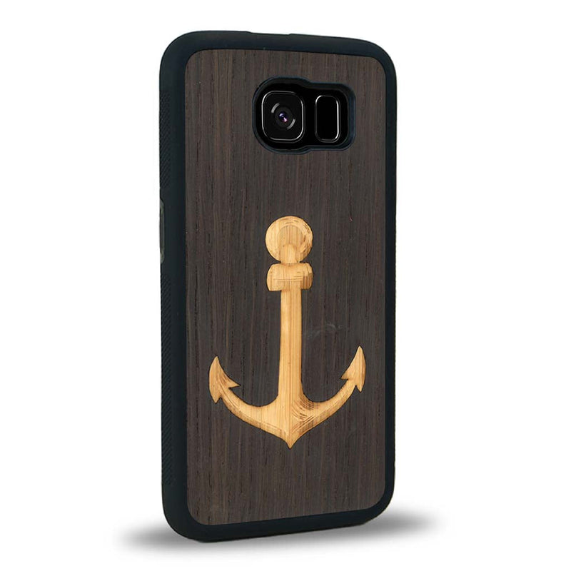 Coque de protection en bois véritable fabriquée en France pour Samsung S6E sur le thème nautique avec un bois clair et un bois foncé représentant une ancre de bateau