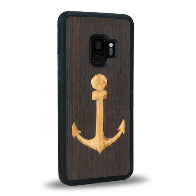 Coque de protection en bois véritable fabriquée en France pour Samsung S9 sur le thème nautique avec un bois clair et un bois foncé représentant une ancre de bateau