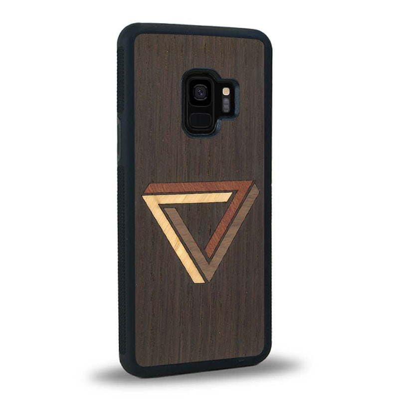 Coque de protection en bois véritable fabriquée en France pour Samsung S9 sur le thème de l'art géométrique qui allie du chêne fumé, du noyer, du bambou et du padouk représentant le triangle de penrose