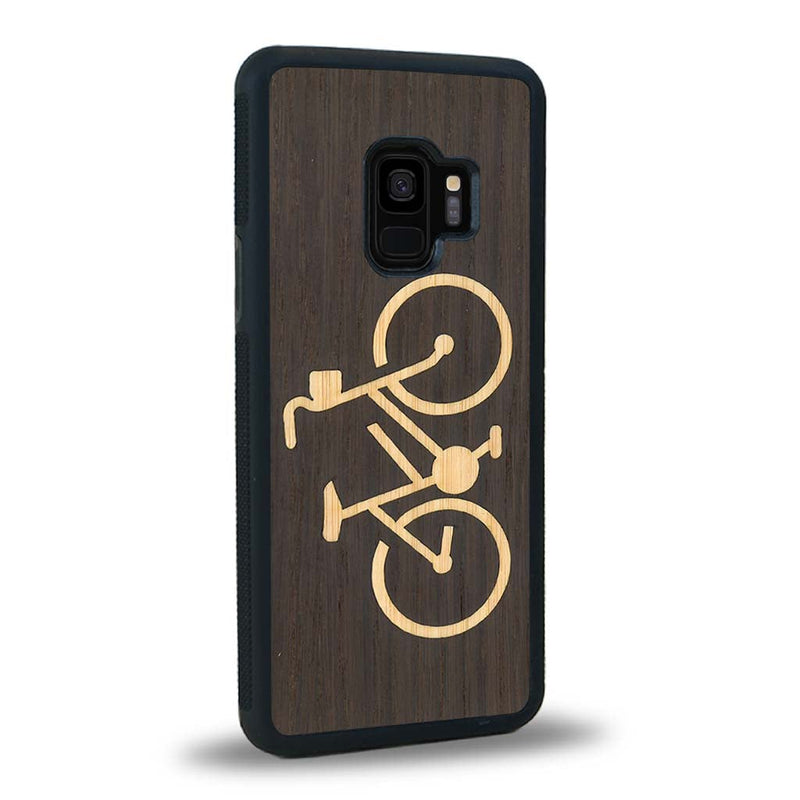 Coque de protection en bois véritable fabriquée en France pour Samsung S9 sur le theme du vélo et de l'outdoor qui allie du bambou et du chêne fumé représentant un vélo