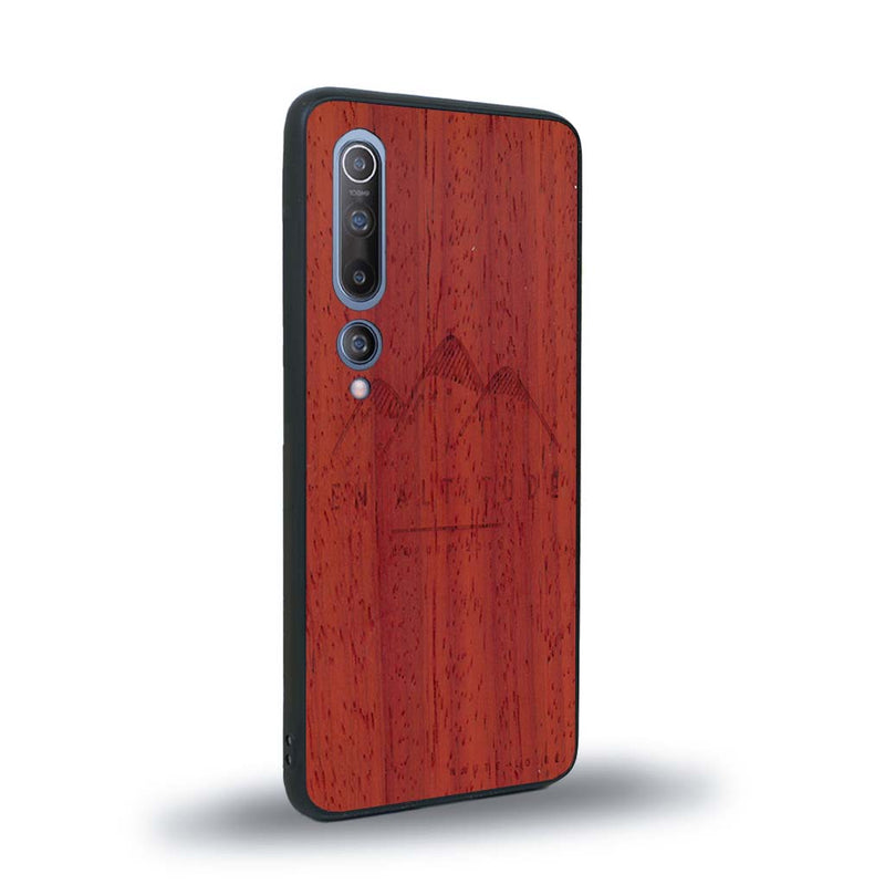 Coque de protection en bois véritable fabriquée en France pour Xiaomi Mi 10 représentant des montagnes, sur le thème de la randonnée en pleine nature et du trail