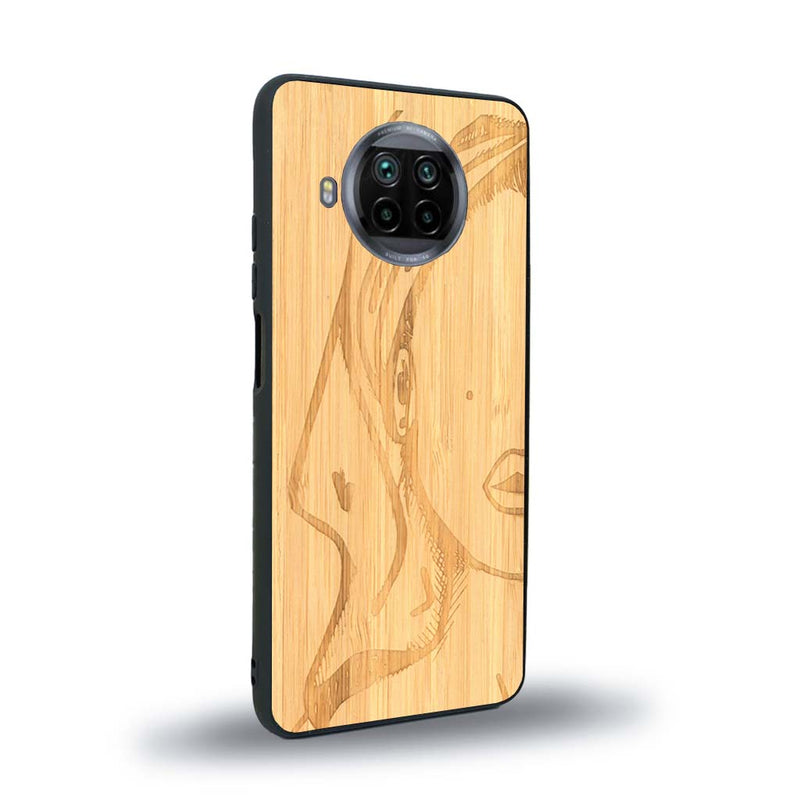 Coque de protection en bois véritable fabriquée en France pour Xiaomi Mi 10T Lite représentant une silhouette féminine épurée de type line art en collaboration avec l'artiste Maud Dabs