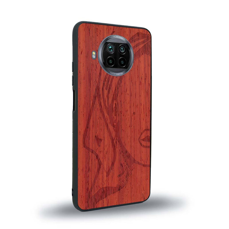 Coque de protection en bois véritable fabriquée en France pour Xiaomi Mi 10T Lite représentant une silhouette féminine épurée de type line art en collaboration avec l'artiste Maud Dabs