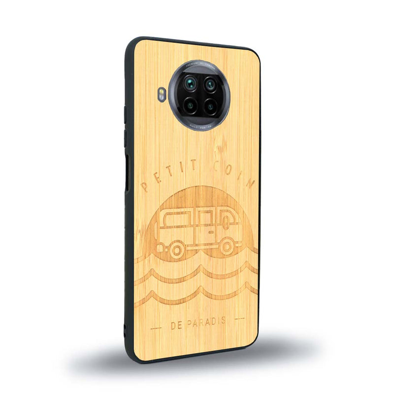 Coque de protection en bois véritable fabriquée en France pour Xiaomi Mi 10T Lite sur le thème des voyages en vans, vanlife et chill avec une gravure représentant un van vw combi devant le soleil couchant sur une plage avec des vagues