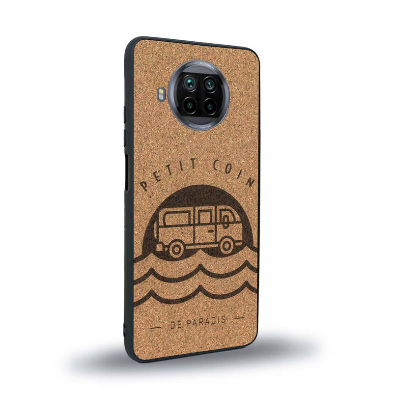 Coque de protection en bois véritable fabriquée en France pour Xiaomi Mi 10T Lite sur le thème des voyages en vans, vanlife et chill avec une gravure représentant un van vw combi devant le soleil couchant sur une plage avec des vagues