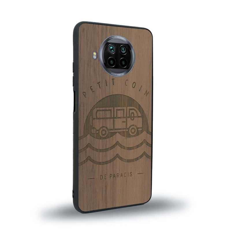 Coque de protection en bois véritable fabriquée en France pour Xiaomi Mi 10T Lite sur le thème des voyages en vans, vanlife et chill avec une gravure représentant un van vw combi devant le soleil couchant sur une plage avec des vagues