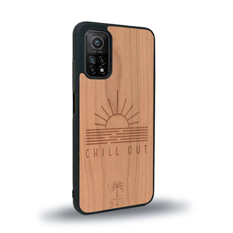 Coque de protection en bois véritable fabriquée en France pour Xiaomi Mi 10T Pro sur le thème chill avec un motif représentant un couché de soleil sur l'océan et la phrase "Chill out"