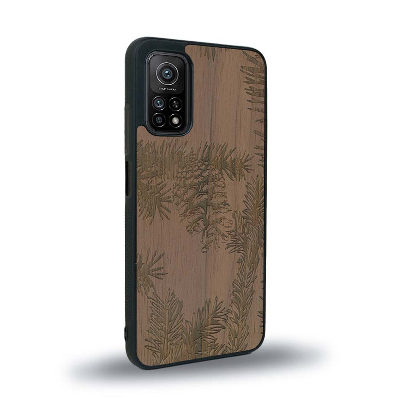 Coque de protection en bois véritable fabriquée en France pour Xiaomi Mi 10T Pro sur le thème de la nature des arbres avec un motif de gravure représentant des épines de sapin et des pommes de pin