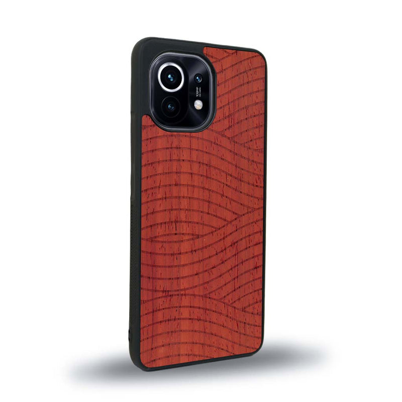 Coque de protection en bois véritable fabriquée en France pour Xiaomi Mi 11 avec un motif moderne et minimaliste sur le thème waves et wavy représentant les vagues de l'océan