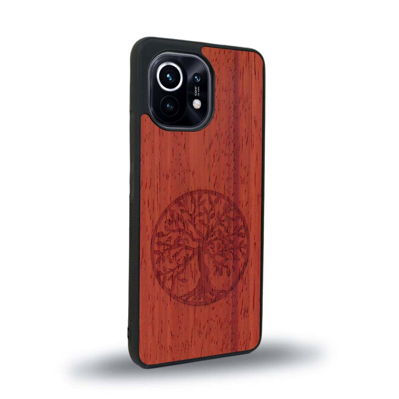 Coque de protection en bois véritable fabriquée en France pour Xiaomi Mi 11 sur le thème de la spiritualité et du yoga avec une gravure zen représentant un arbre de vie