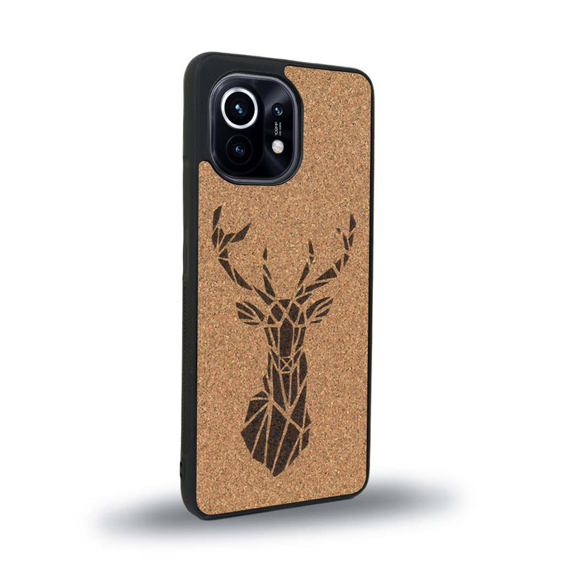 Coque de protection en bois véritable fabriquée en France pour Xiaomi Mi 11 sur le thème de la nature et des animaux représentant une tête de cerf gométrique avec un design moderne et minimaliste