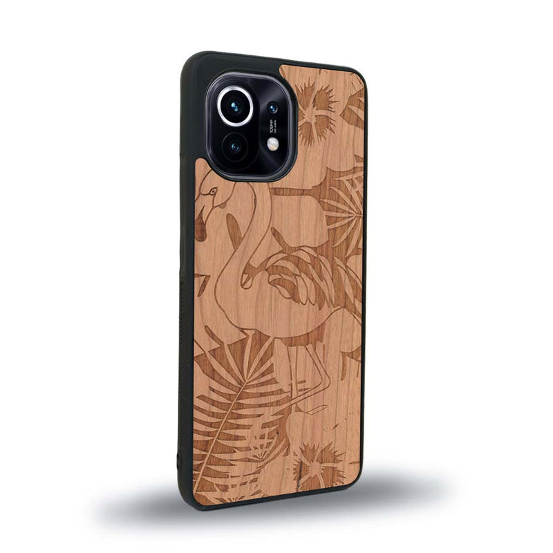 Coque de protection en bois véritable fabriquée en France pour Xiaomi Mi 11 sur le thème de la nature et des animaux représentant un flamant rose entre des fougères