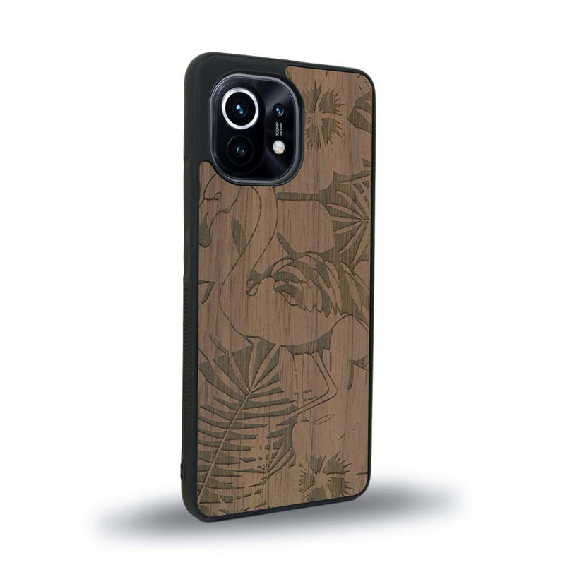 Coque de protection en bois véritable fabriquée en France pour Xiaomi Mi 11 sur le thème de la nature et des animaux représentant un flamant rose entre des fougères