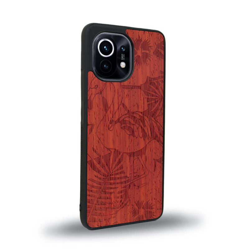 Coque de protection en bois véritable fabriquée en France pour Xiaomi Mi 11 sur le thème de la nature et des animaux représentant un flamant rose entre des fougères