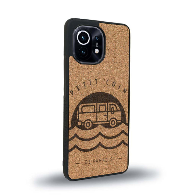 Coque de protection en bois véritable fabriquée en France pour Xiaomi Mi 11 sur le thème des voyages en vans, vanlife et chill avec une gravure représentant un van vw combi devant le soleil couchant sur une plage avec des vagues