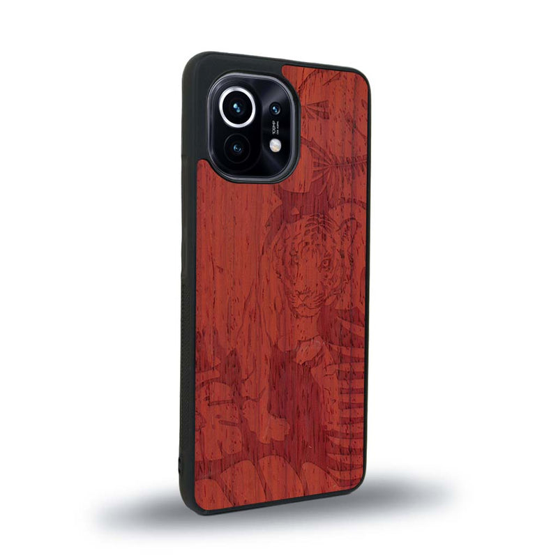 Coque de protection en bois véritable fabriquée en France pour Xiaomi Mi 11 sur le thème de la nature et des animaux représentant un tigre dans la jungle entre des fougères