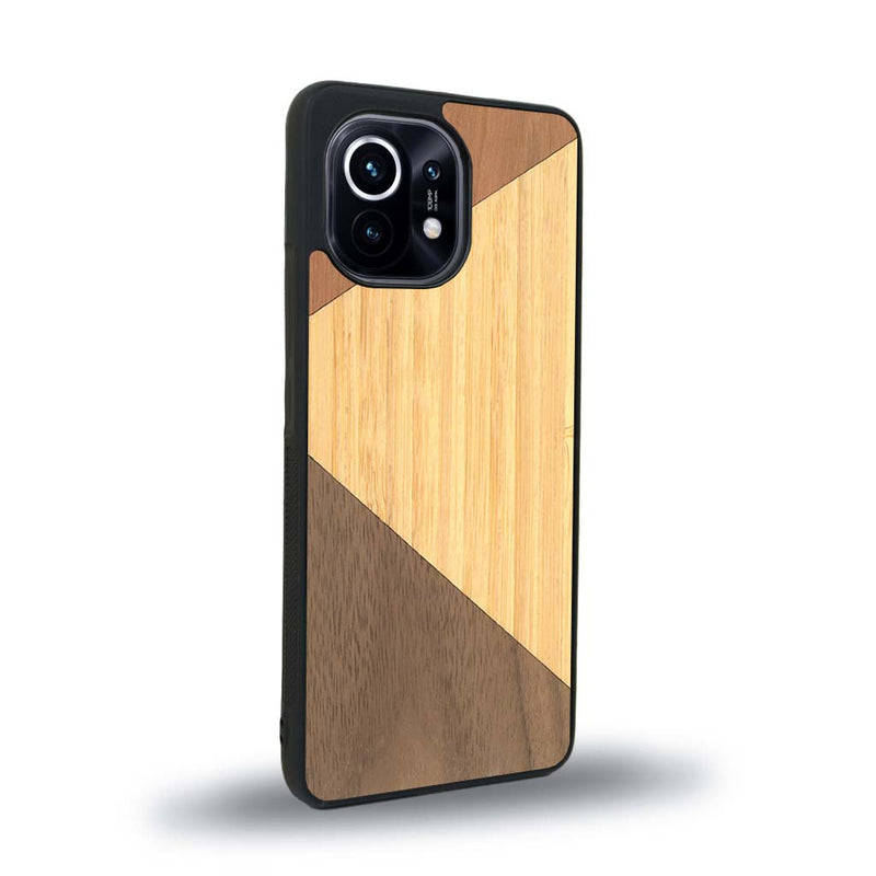 Coque de protection en bois véritable fabriquée en France pour Xiaomi Mi 11 alliant du merisier, du noyer et du bambou formant chacun deux triangles et un trapèze avec deux jointures en diagonale sur le thème de l'art abstrait