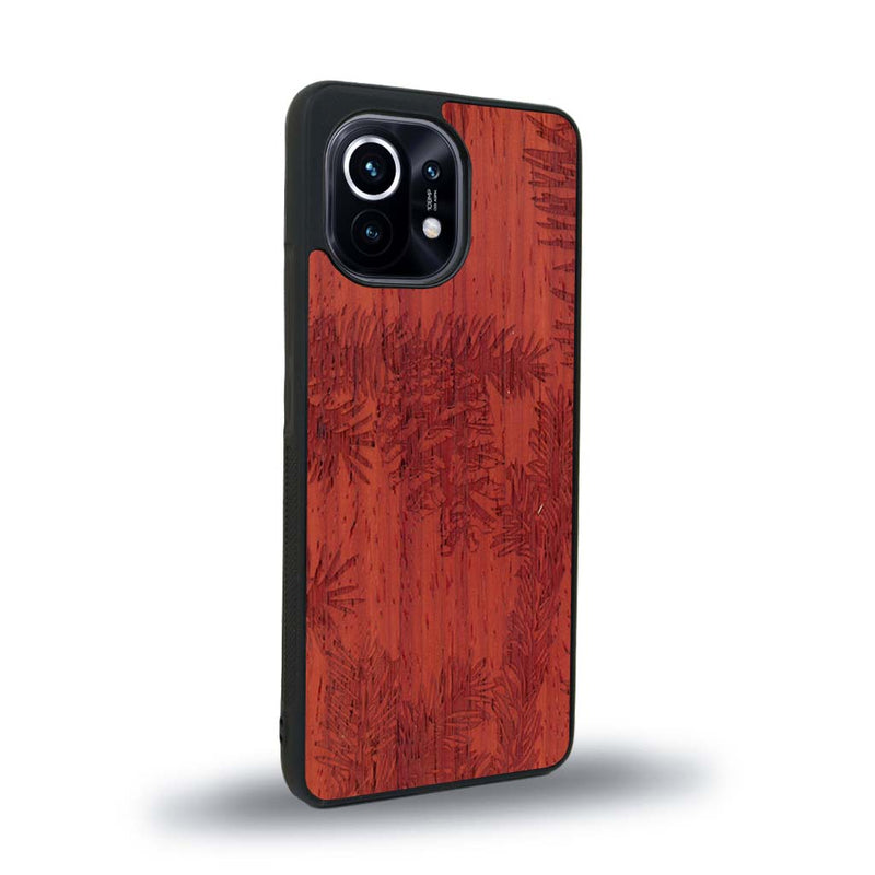 Coque de protection en bois véritable fabriquée en France pour Xiaomi Mi 11 Lite sur le thème de la nature des arbres avec un motif de gravure représentant des épines de sapin et des pommes de pin