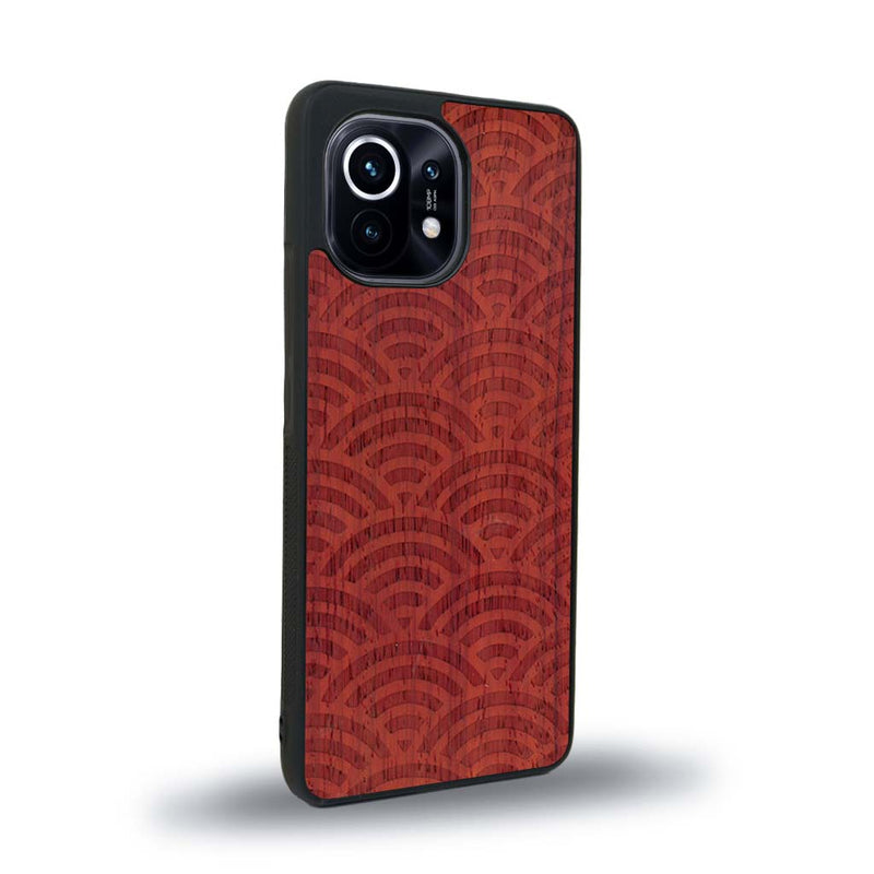 Coque de protection en bois véritable fabriquée en France pour Xiaomi Mi 11 Lite baptisée "La Sinjak" avec un motif de gravure abstrait représentant la répétition d'un symbole wifi