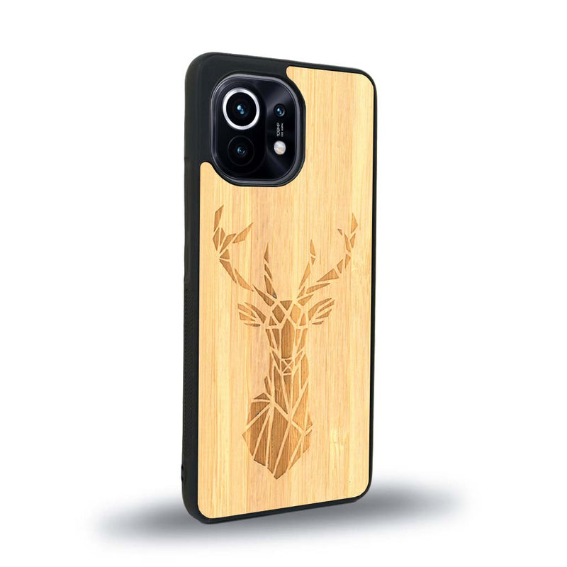 Coque de protection en bois véritable fabriquée en France pour Xiaomi Mi 11 Lite sur le thème de la nature et des animaux représentant une tête de cerf gométrique avec un design moderne et minimaliste