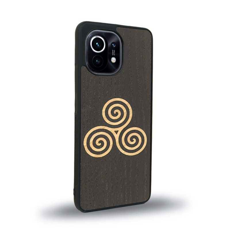 Coque de protection en bois véritable fabriquée en France pour Xiaomi Mi 11 Lite alliant du chêne fumé et du bambou et doré représentant un triskell