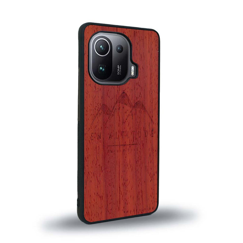 Coque de protection en bois véritable fabriquée en France pour Xiaomi Mi 11 Ultra représentant des montagnes, sur le thème de la randonnée en pleine nature et du trail