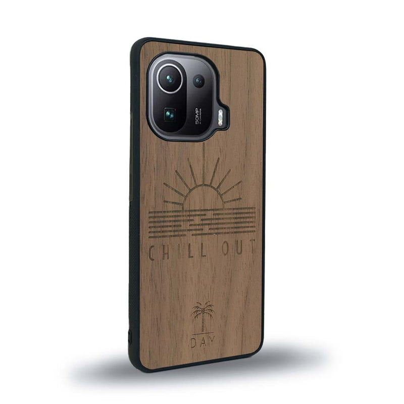 Coque de protection en bois véritable fabriquée en France pour Xiaomi Mi 11 Ultra sur le thème chill avec un motif représentant un couché de soleil sur l'océan et la phrase "Chill out"