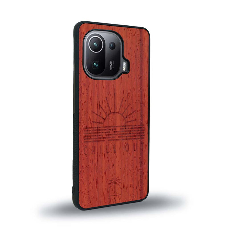 Coque de protection en bois véritable fabriquée en France pour Xiaomi Mi 11 Ultra sur le thème chill avec un motif représentant un couché de soleil sur l'océan et la phrase "Chill out"