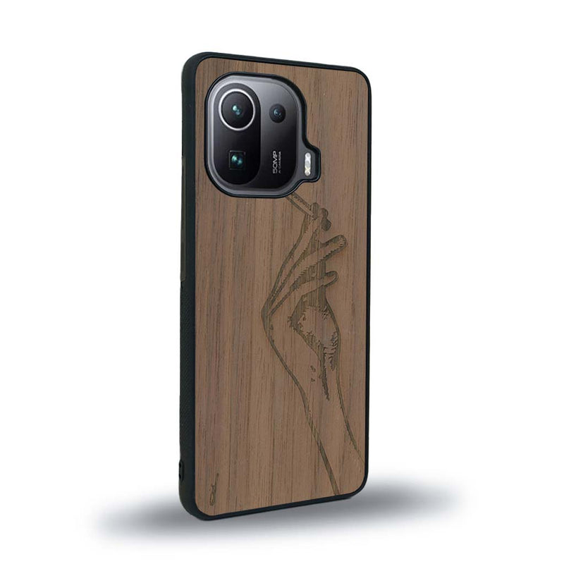 Coque de protection en bois véritable fabriquée en France pour Xiaomi Mi 11 Ultra représentant une main de femme tenant une cigarette de type line art en collaboration avec l'artiste Maud Dabs