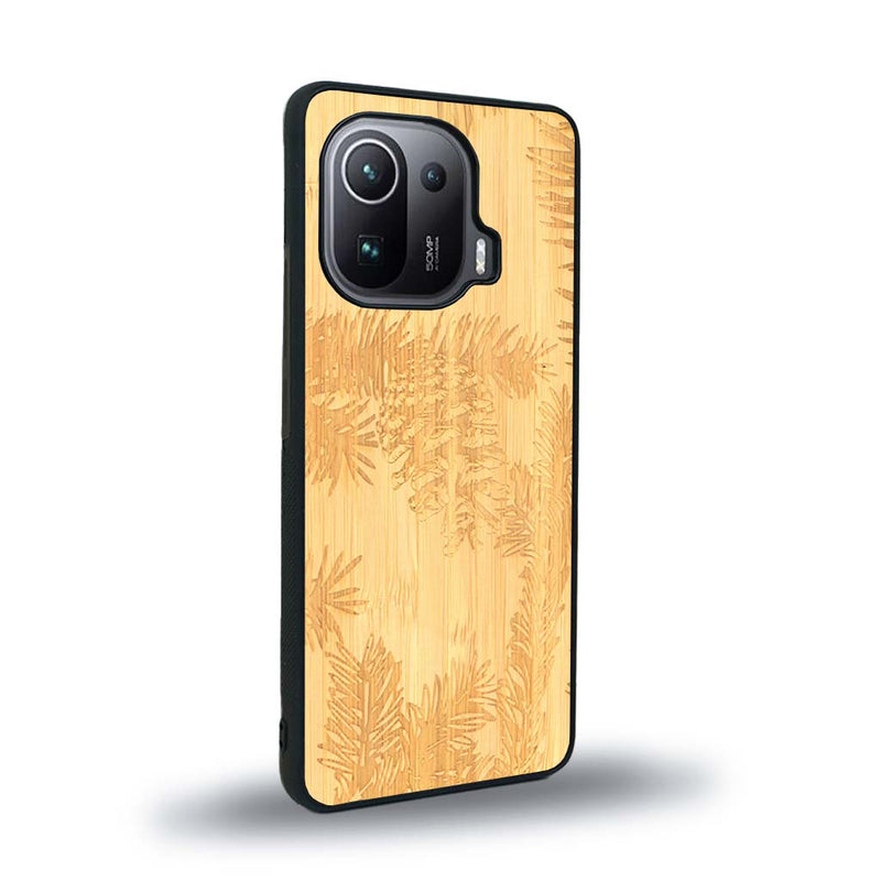 Coque de protection en bois véritable fabriquée en France pour Xiaomi Mi 11 Ultra sur le thème de la nature des arbres avec un motif de gravure représentant des épines de sapin et des pommes de pin