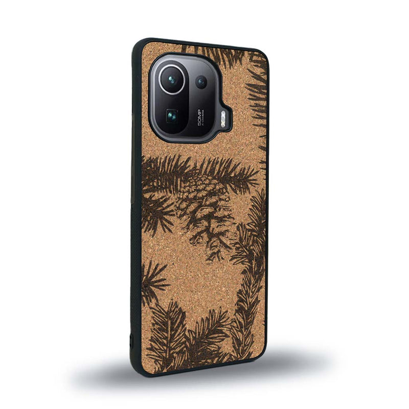 Coque de protection en bois véritable fabriquée en France pour Xiaomi Mi 11 Ultra sur le thème de la nature des arbres avec un motif de gravure représentant des épines de sapin et des pommes de pin