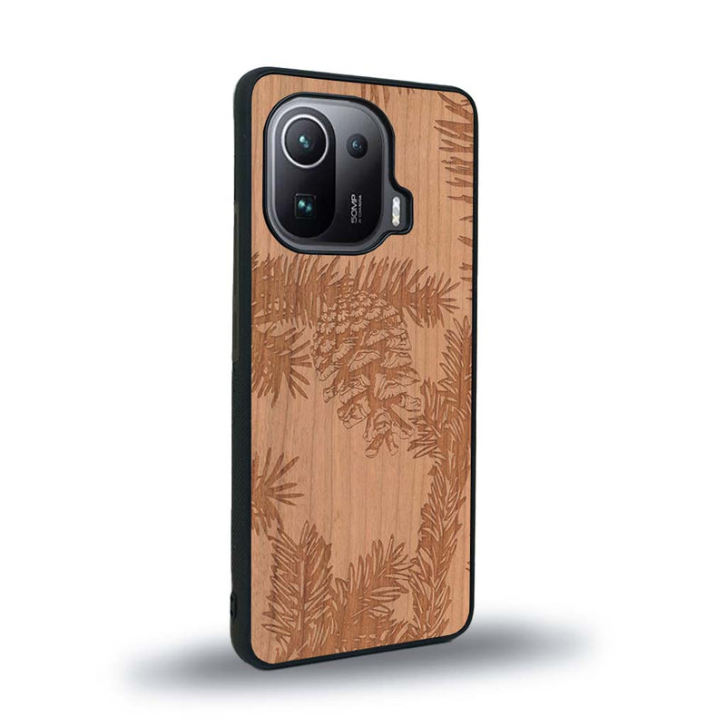 Coque de protection en bois véritable fabriquée en France pour Xiaomi Mi 11 Ultra sur le thème de la nature des arbres avec un motif de gravure représentant des épines de sapin et des pommes de pin