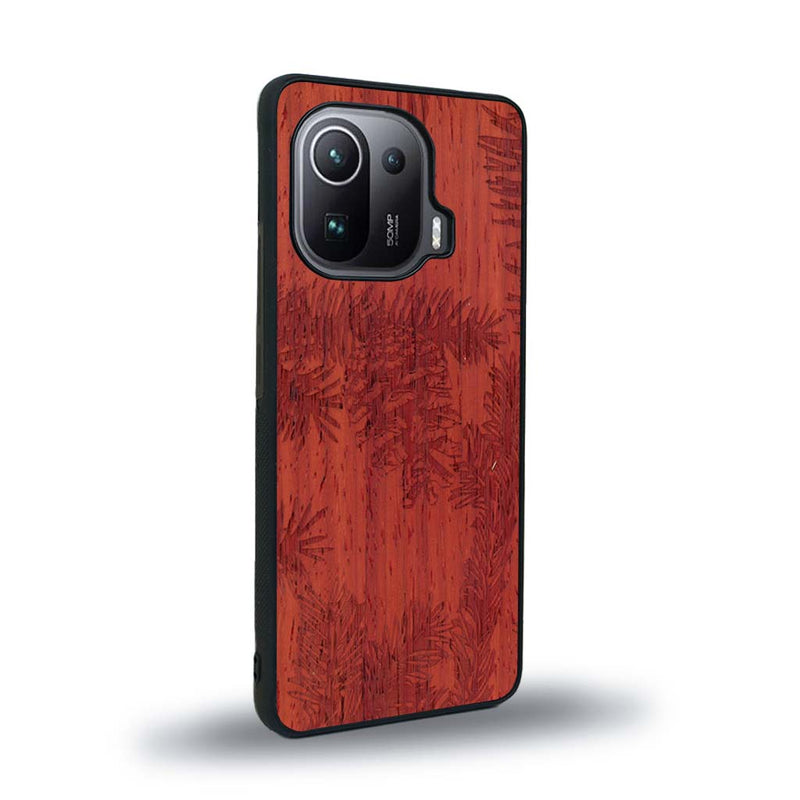 Coque de protection en bois véritable fabriquée en France pour Xiaomi Mi 11 Ultra sur le thème de la nature des arbres avec un motif de gravure représentant des épines de sapin et des pommes de pin