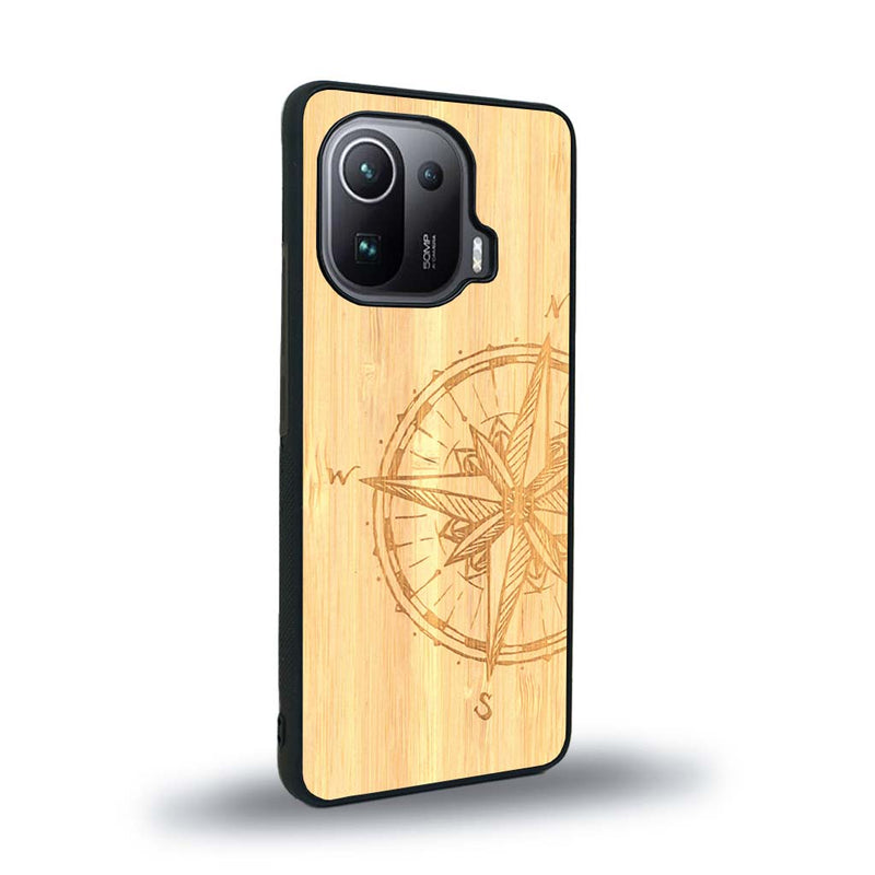 Coque de protection en bois véritable fabriquée en France pour Xiaomi Mi 11 Ultra avec une gravure "rose des vents" sur le thème nautique et de l'océan qui s'inspire des boussoles de pirate