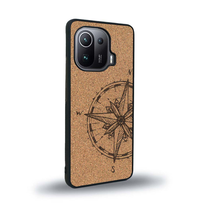 Coque de protection en bois véritable fabriquée en France pour Xiaomi Mi 11 Ultra avec une gravure "rose des vents" sur le thème nautique et de l'océan qui s'inspire des boussoles de pirate