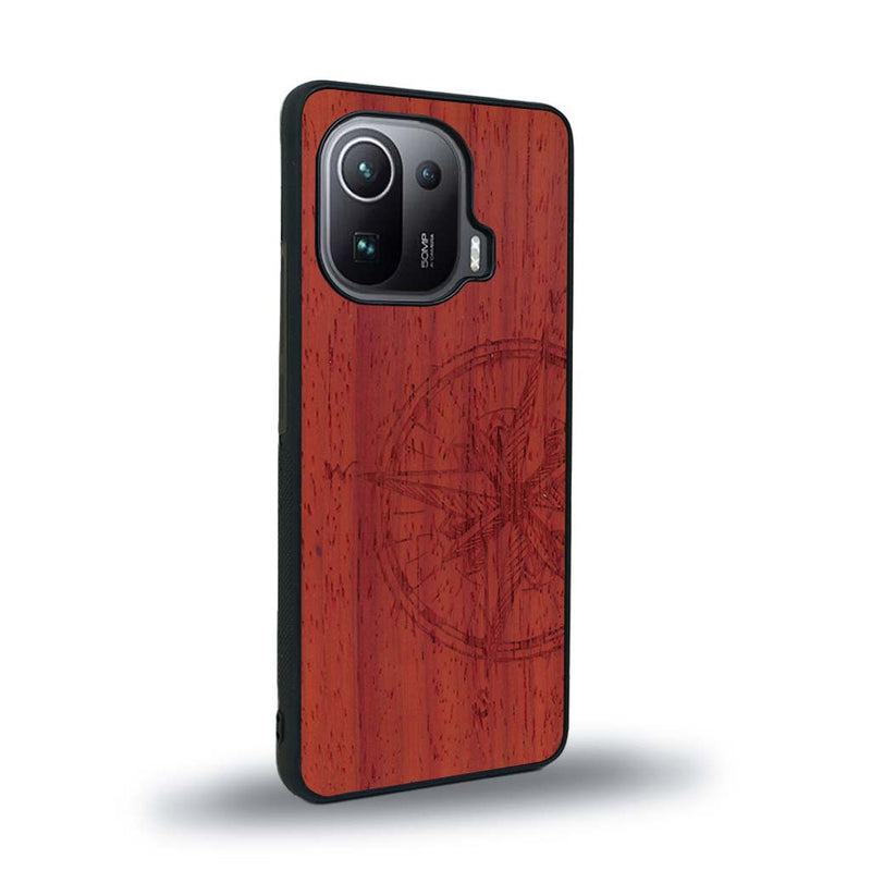 Coque de protection en bois véritable fabriquée en France pour Xiaomi Mi 11 Ultra avec une gravure "rose des vents" sur le thème nautique et de l'océan qui s'inspire des boussoles de pirate