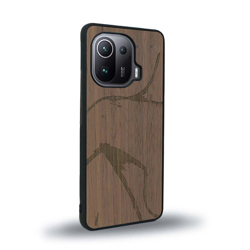 Coque de protection en bois véritable fabriquée en France pour Xiaomi Mi 11 Ultra représentant une silhouette féminine dessinée à la main par l'artiste Maud Dabs