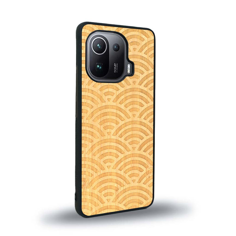 Coque de protection en bois véritable fabriquée en France pour Xiaomi Mi 11 Ultra baptisée "La Sinjak" avec un motif de gravure abstrait représentant la répétition d'un symbole wifi