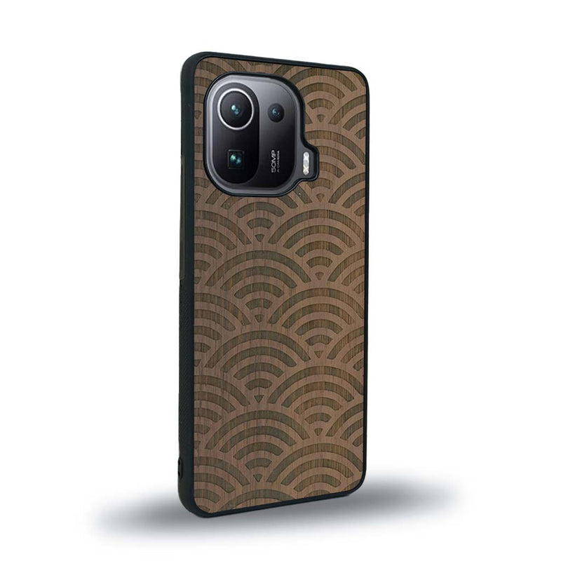 Coque de protection en bois véritable fabriquée en France pour Xiaomi Mi 11 Ultra baptisée "La Sinjak" avec un motif de gravure abstrait représentant la répétition d'un symbole wifi