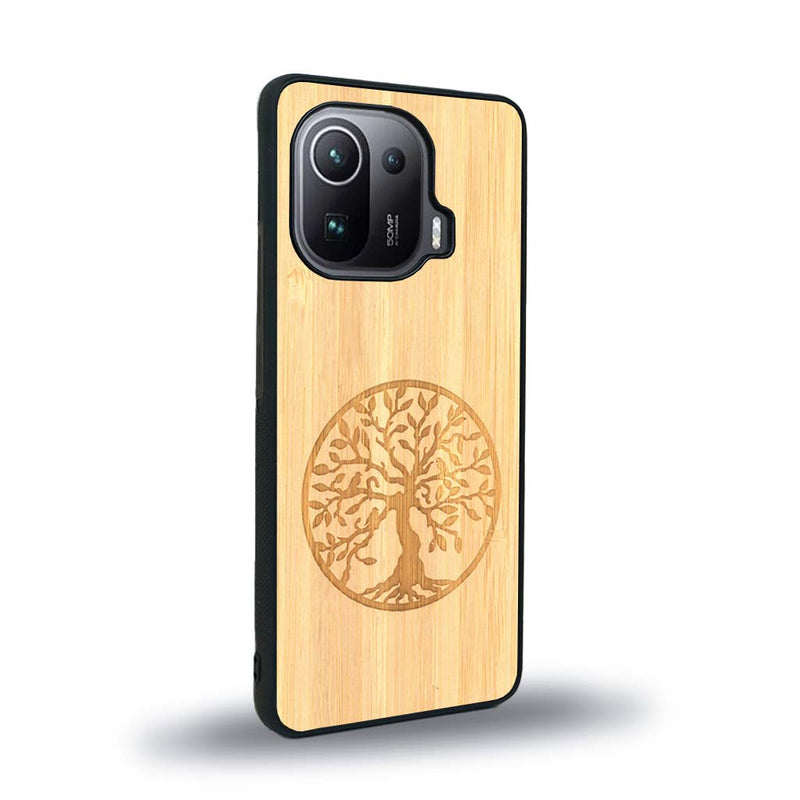 Coque de protection en bois véritable fabriquée en France pour Xiaomi Mi 11 Ultra sur le thème de la spiritualité et du yoga avec une gravure zen représentant un arbre de vie