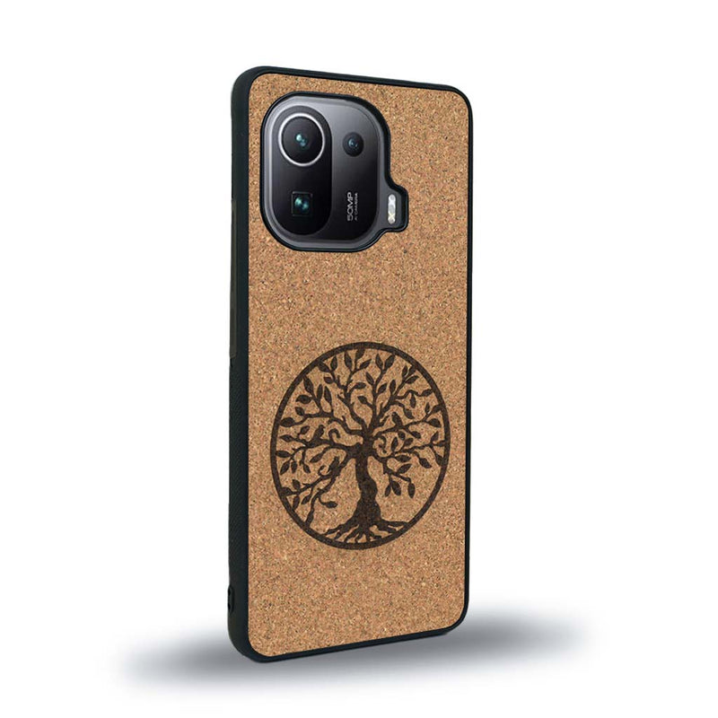 Coque de protection en bois véritable fabriquée en France pour Xiaomi Mi 11 Ultra sur le thème de la spiritualité et du yoga avec une gravure zen représentant un arbre de vie