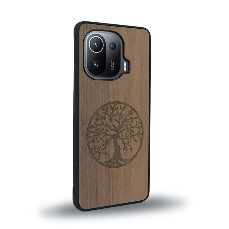 Coque de protection en bois véritable fabriquée en France pour Xiaomi Mi 11 Ultra sur le thème de la spiritualité et du yoga avec une gravure zen représentant un arbre de vie