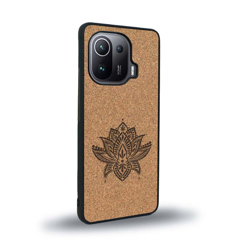 Coque de protection en bois véritable fabriquée en France pour Xiaomi Mi 11 Ultra sur le thème de la nature et du yoga avec une gravure zen représentant une fleur de lotus