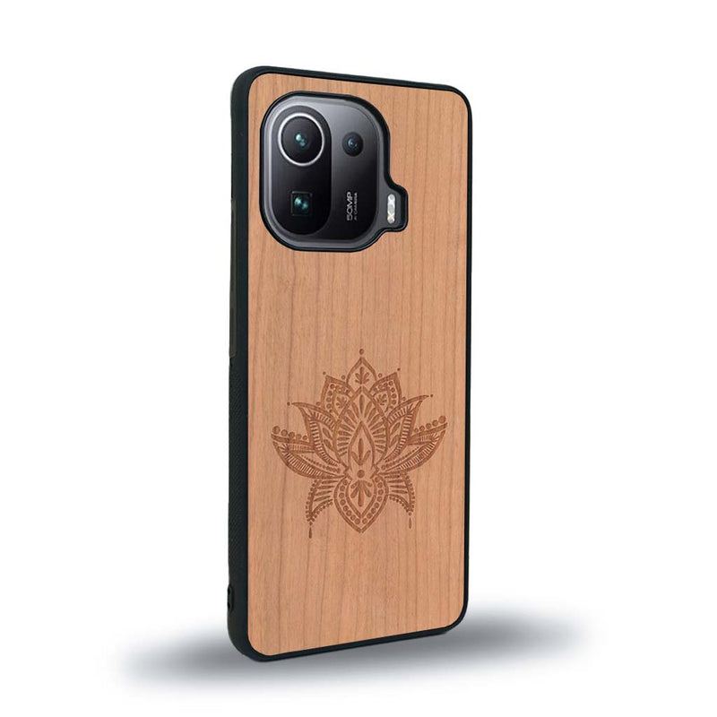 Coque de protection en bois véritable fabriquée en France pour Xiaomi Mi 11 Ultra sur le thème de la nature et du yoga avec une gravure zen représentant une fleur de lotus