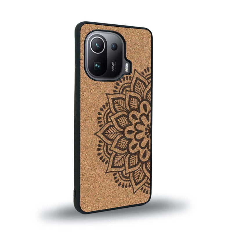 Coque de protection en bois véritable fabriquée en France pour Xiaomi Mi 11 Ultra sur le thème de la bohème et du tatouage au henné avec une gravure représentant un mandala